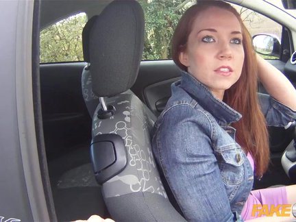 Curva amatoare fututa pe masina intr-o padure