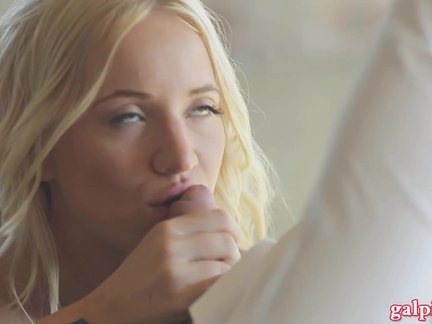 Blonda cu pofta de viata iubeste sa suga pula