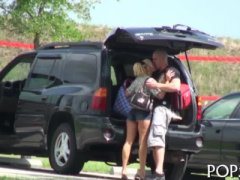 Se opresc langa o padure pentru o partida de sex