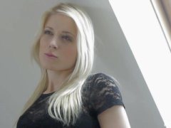 Blonda senzuala primeste limbi in pizda de la un chelios