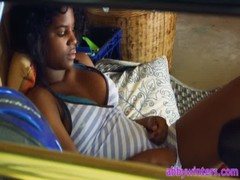 Negresa ajunge la orgasm cu ajutorul mainilor