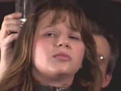 Ii place sa tortureze tinere