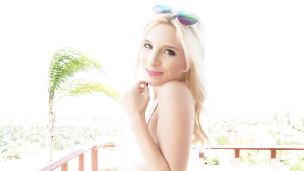 Blonda care se duce la mare sa faca bani ca escorta