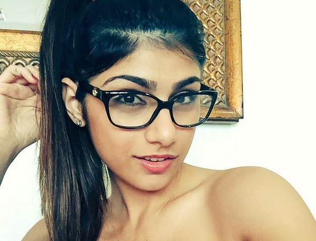 Mia Khalifa inghite sperma dupa o partida de amor