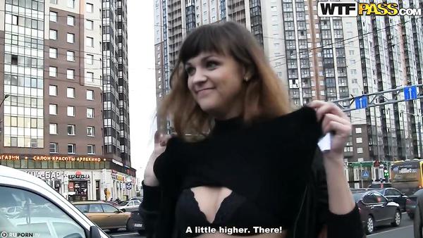 Pentru bani aceasta fata accepta sa faca sex si pe strada