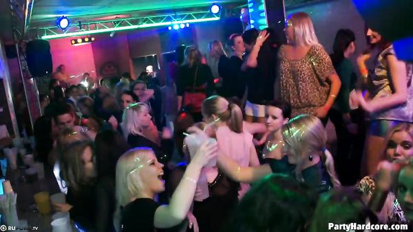 Petrecere hardcore cu femei divortate bete si chef de futut