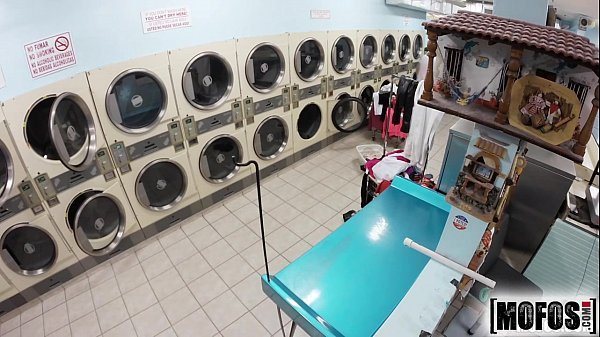 Fetele de la spalatoria de haine primesc muie de la clienti