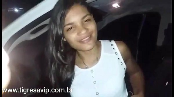 Se masturbeaza pe scaunul soferului pana la orgasm