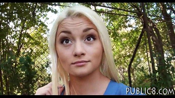 Blonda frumoasa se fute in public pentru bani