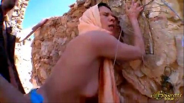 Araboaica fututa pe plaja la mare langa o stanca