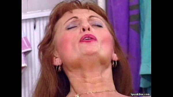 Bunica la 60 de ani se fute foarte bine cu baieti tineri