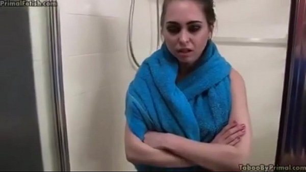 Futaiuri tari cu fratele si sora alaturi de mama si tata