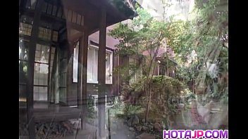 Japoneza se masturbeaza langa 3 barbati fara futai