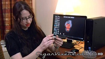 Tarfa fumeaza droguri si se masturbeaza in pizda pana isi da drumu pe ea