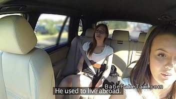 Taximetrista falsa isi duce clienta la marginea padurii si ii da limbi in pizda