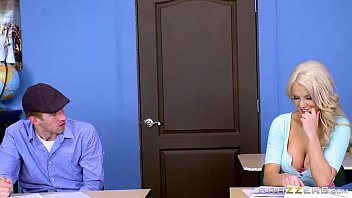 Elevul si eleva fac sex in clasa cand profa nu vine la ora