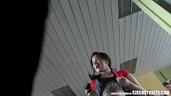 Profesoara primeste spaga de la elev sa ii faca o muie