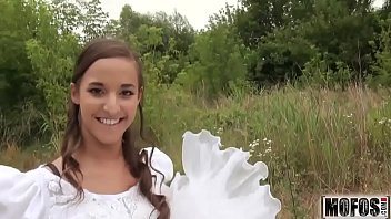 Mireasa superba plecata de la nunta fututa pe camp de strain dotat