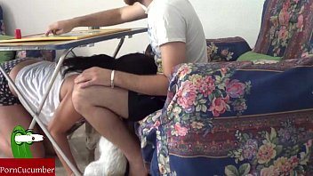 Venit de la munca se lasa supt de iubita de multe ori pana ramane fara vlaga