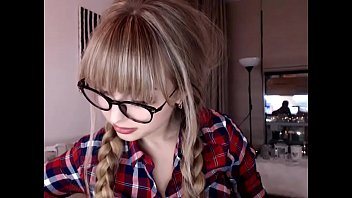 Ochelarista isi arata noile silicoane la webcam domnilor generosi