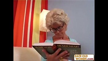 Mamaie batrana excitata rau si o fute un pustan de 18 ani