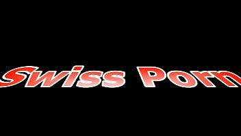 Milfa goala in sauna face laba unui burtos cu pula mare