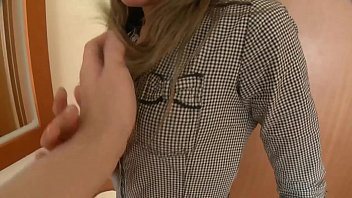 Isi fute prietena tanara in cur si pizda pana isi da drumu in ea