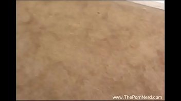 Profita de faptul ca surioara lui e nimfomana si face sex cu ea