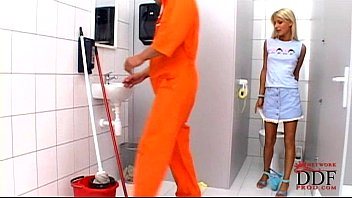 Blonda suge pula in baie publica baiatului venit sa spele pe jos