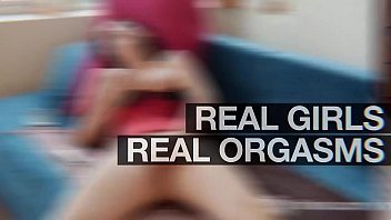 Roscata tanara isi provoaca orgasm frecandu-se cu ambele maini la pasarica frumoasa