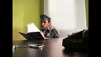 Vin in vizita surorile lui la puscarie si detinutul le fute in grup