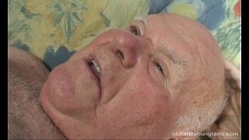 Bosorog de 80 de ani are parte de o curva bruneta care il calareste pana lesina