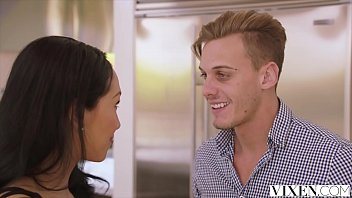 Doua gemene brunete cu sani mari si-o trag cu acelasi baiat