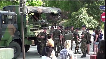 Sex extrem in aer liber pe o banca din parc