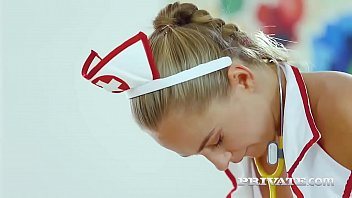 Asistenta buna face testul anal cu doctorul ginecolog chiar in cabinet