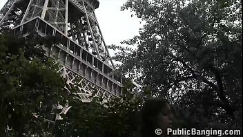 Pe banca in parcul de langa Turnul Eiffel trei tineri amatori fac sex