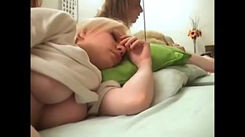 Blonda superba adormita cu somnifere si fututa brutal de barbat pervers