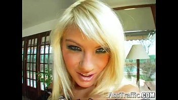 Jasmine este o traficanta de sex care are parte de dubla penetrare brutala