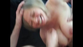 Matura amatoare suge pula si primeste toata sperma pe sanii mari