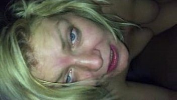 Blonda beata crita suge pula prima data si nimereste un negru dotat