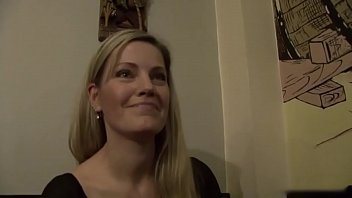 Imbatata rau accepta sa faca sex pe bani in toaleta barului