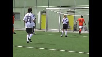 Echipa mixta de fotbal castiga meciul si de bucurie fac sex in grup la vestiare