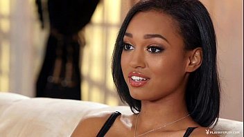 Mulatra sexy pozeaza goala si incinge atmosfera