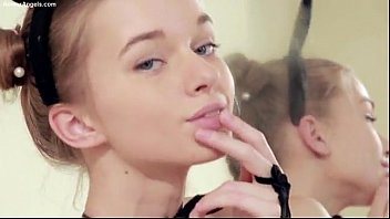 Tanara draguta cu corp de papusa danseaza lasciv la webcam