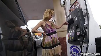 Bunicuta devenita curva face sex la hotel scump cu tanar viril