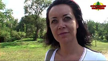 Doi tineri platesc femeie matura sa le suga pula in parc