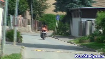 Bruneta se duce la spalatorie si se lasa frecata de toti libidinosii