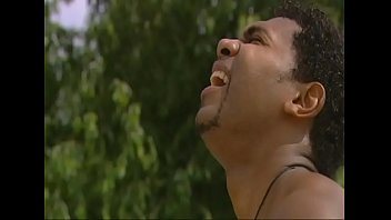 Milfa fututa pe sezlong de negru potent venit sa curete piscina