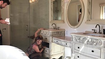 Ramasa intepenita cu capul in dulap si penetrata pe la spate de baiatul pervers