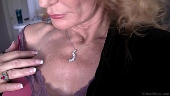 Miscari lascive facute de o matura care e trecuta de 55 de ani